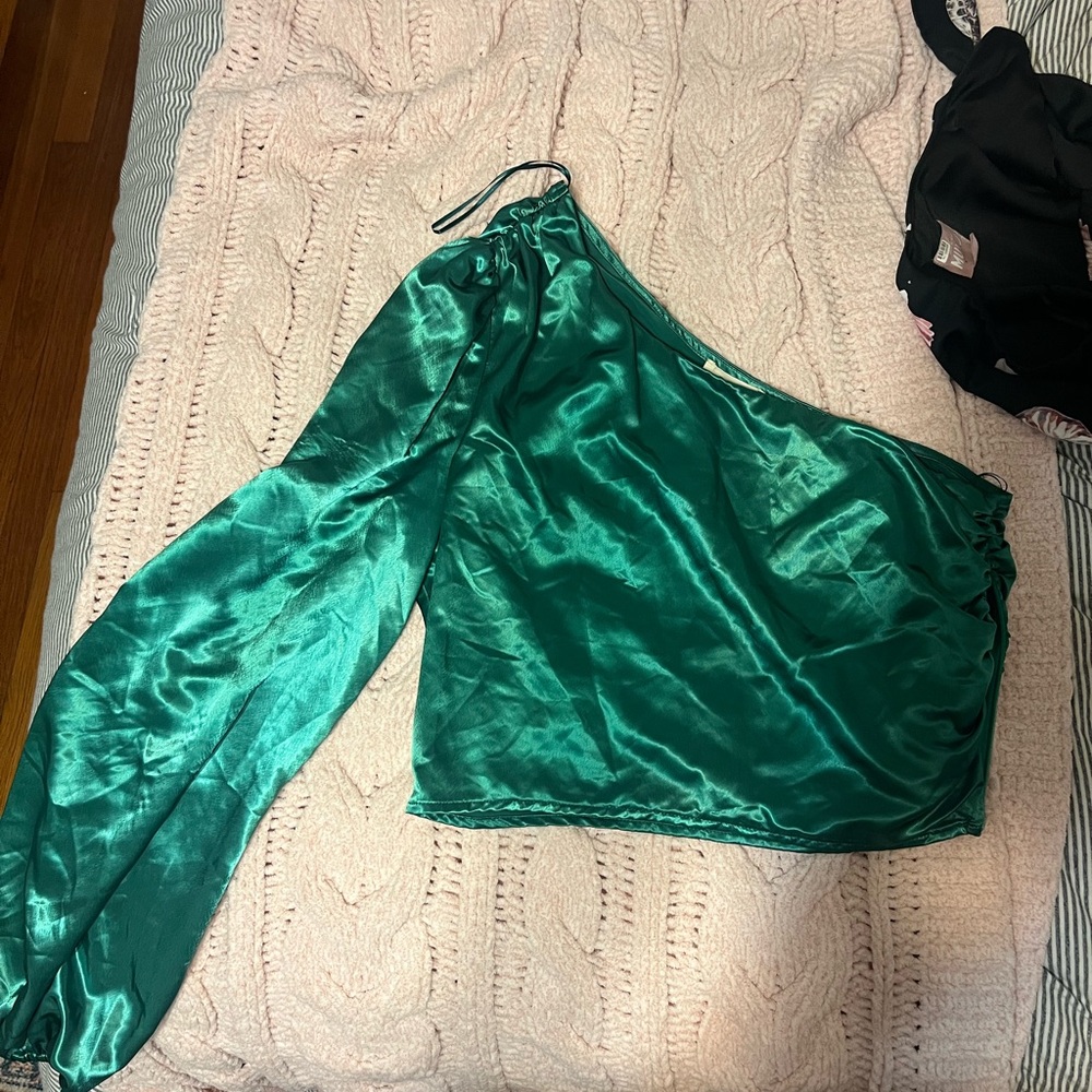 Gpd one shoulder long sleeve satin top